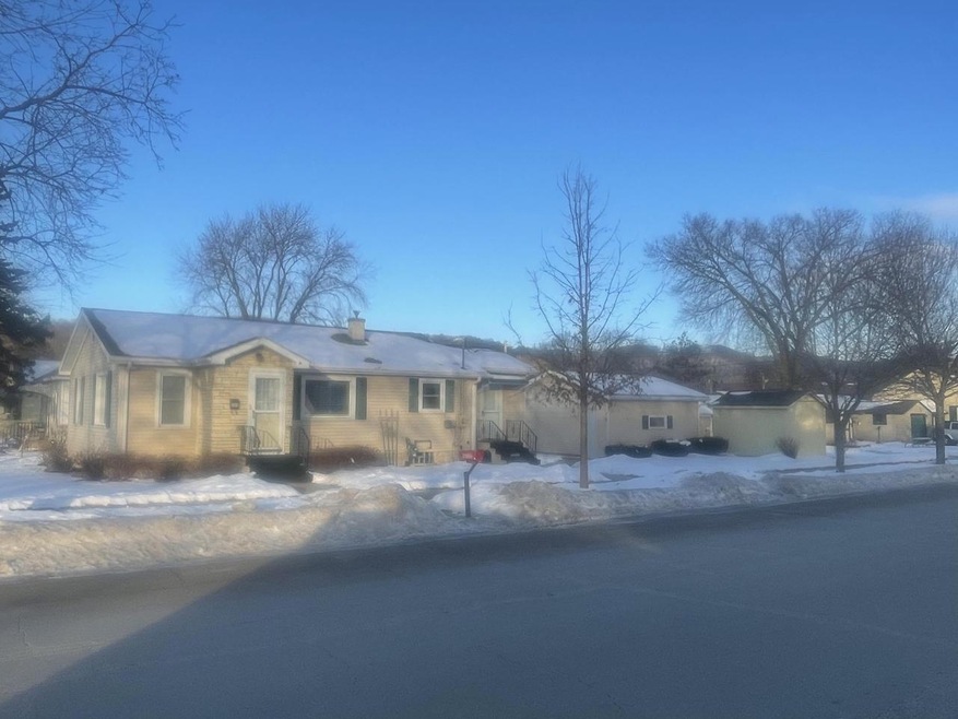 101 N Walnut St, La Crescent, MN 55947 - photo 1