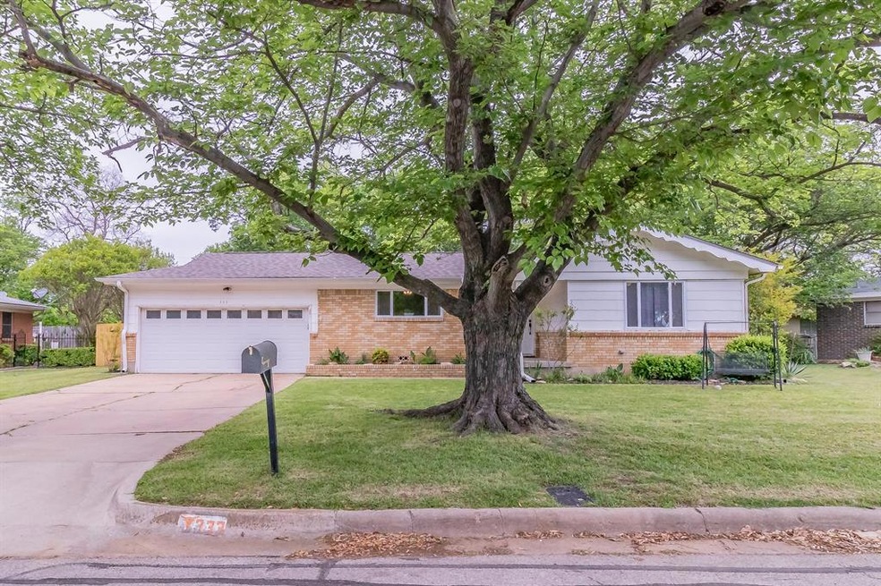 333 Lawana Dr, Bedford, TX 76022 - photo 1