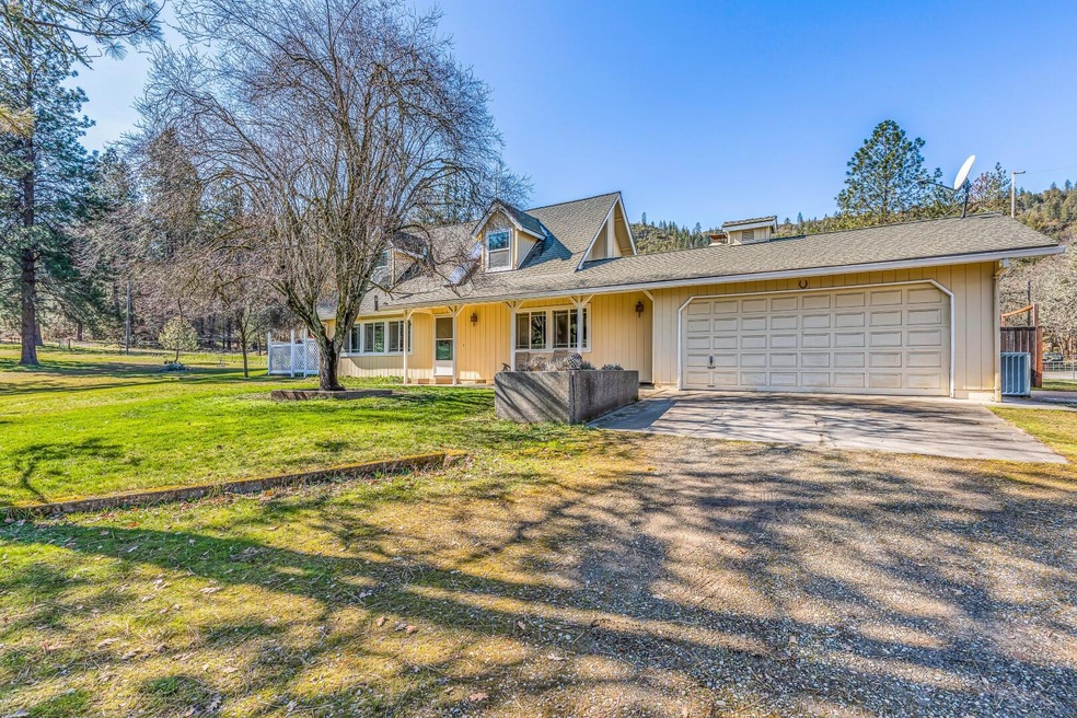 8221 Colonial Way, Central Point, OR 97502 - photo 1