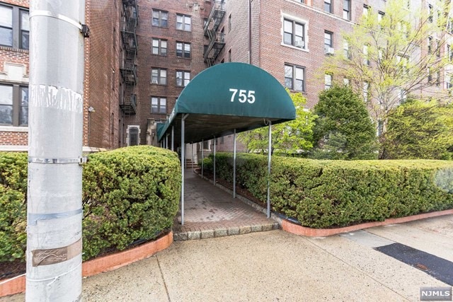 Tudor Arms unit 4F, Cliffside Park, NJ 07010 - photo 1