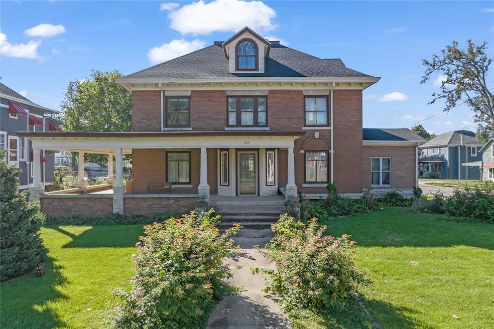 429 1st Ave W, Newton, IA 50208 - photo 1