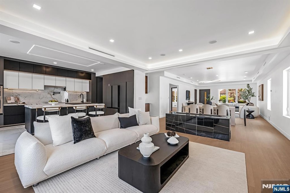 Sold $1,405,000 • Co-Listing Agent