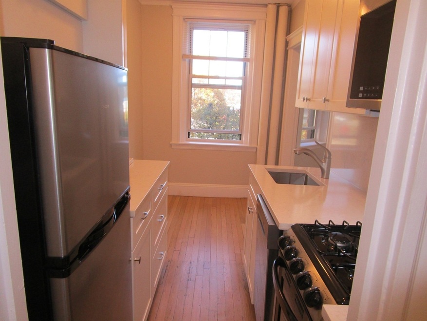 122 Riverway unit 5, Boston, MA 02215 - photo 1