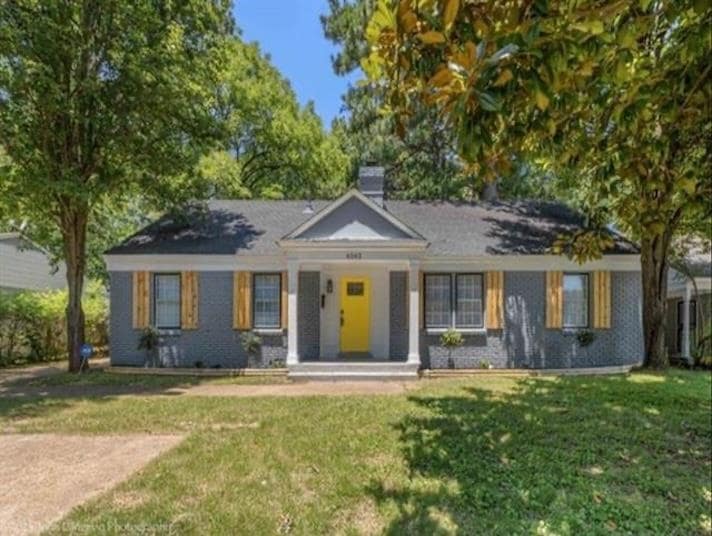Ranch-style house featuring a front lawn