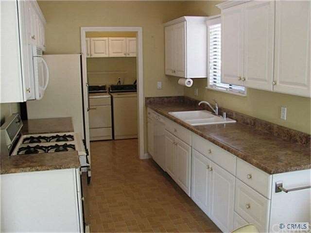 Beautiful, newer kitchen(1.5 yrs. old) with enclos