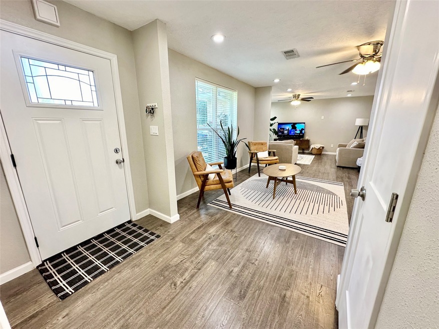 520 Castlelake Dr, Friendswood, TX 77546 - photo 1