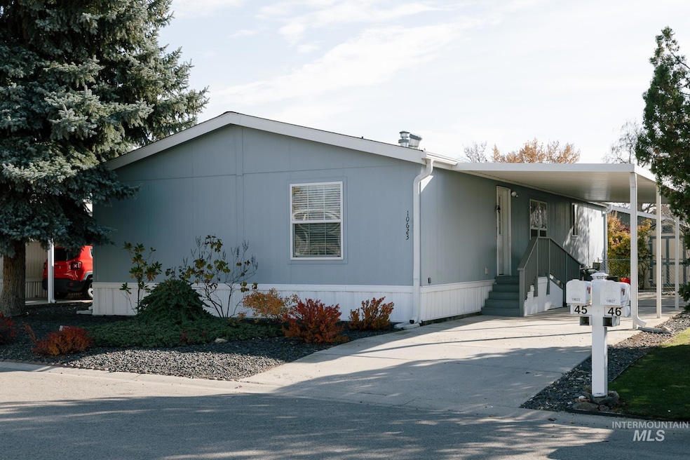 View of front facade featuring driveway and a carport