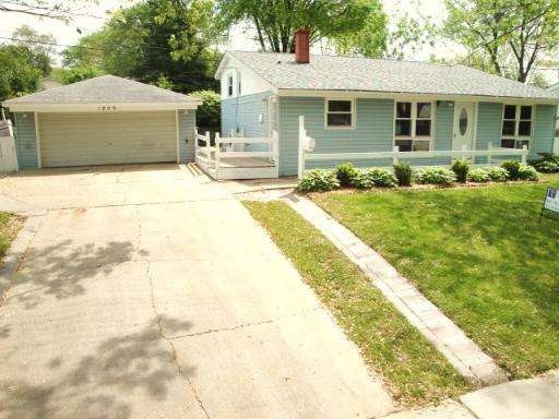 1609 Sacramento Dr, Carpentersville, IL 60110 - photo 1