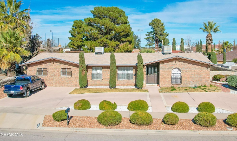 10915 Bella Vista Dr, El Paso, TX 79935 - photo 1