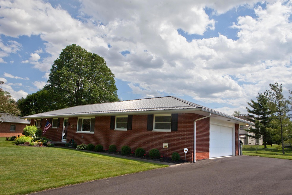 Welcome to 9765 Circle Dr W