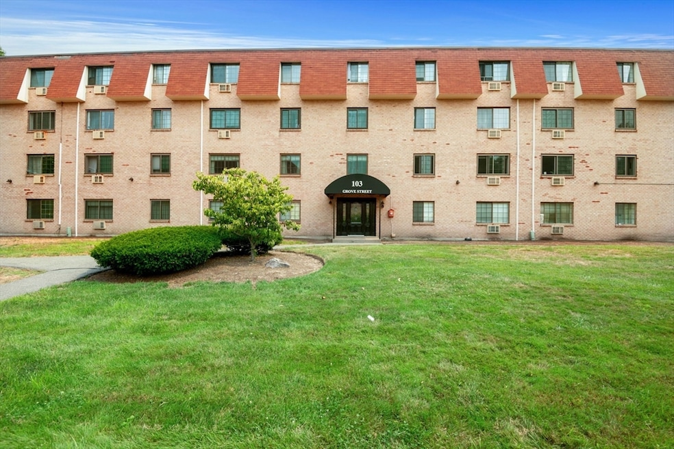 103 Grove St unit 325, Rockland, MA 02370 - photo 1