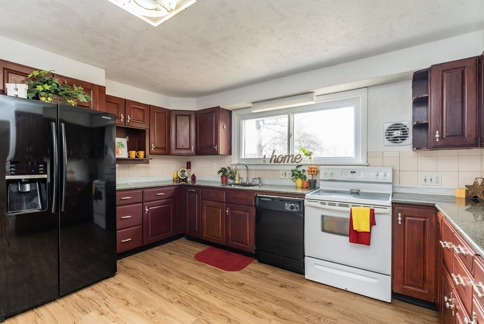 49 E Gooseberry Rd, West Springfield, MA 01089 - photo 1