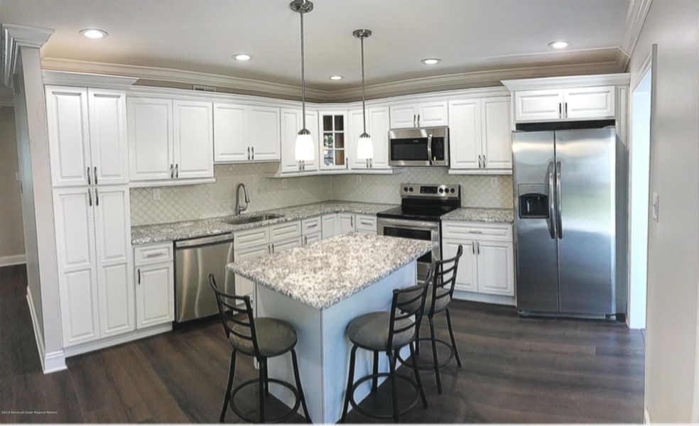 Kitchen w/ Center Island/Double Pantry