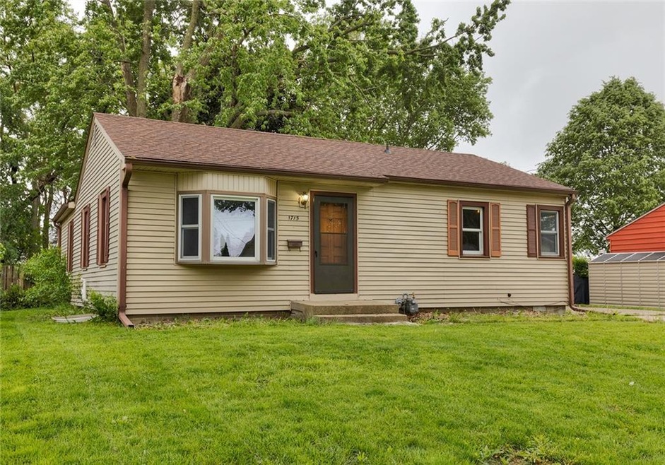 1715 N 2nd Ave E, Newton, IA 50208 - photo 1