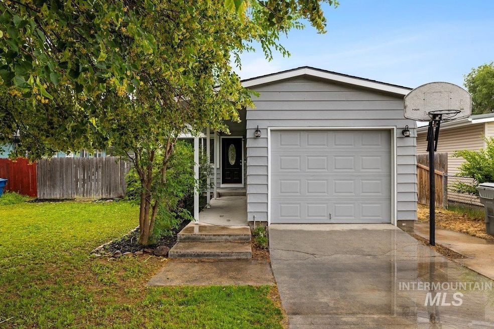 1216 S Locust St, Nampa, ID 83686 - photo 1