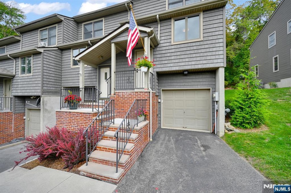 4 Mountain Ridge Rd, Bloomingdale, NJ 07403 - photo 1