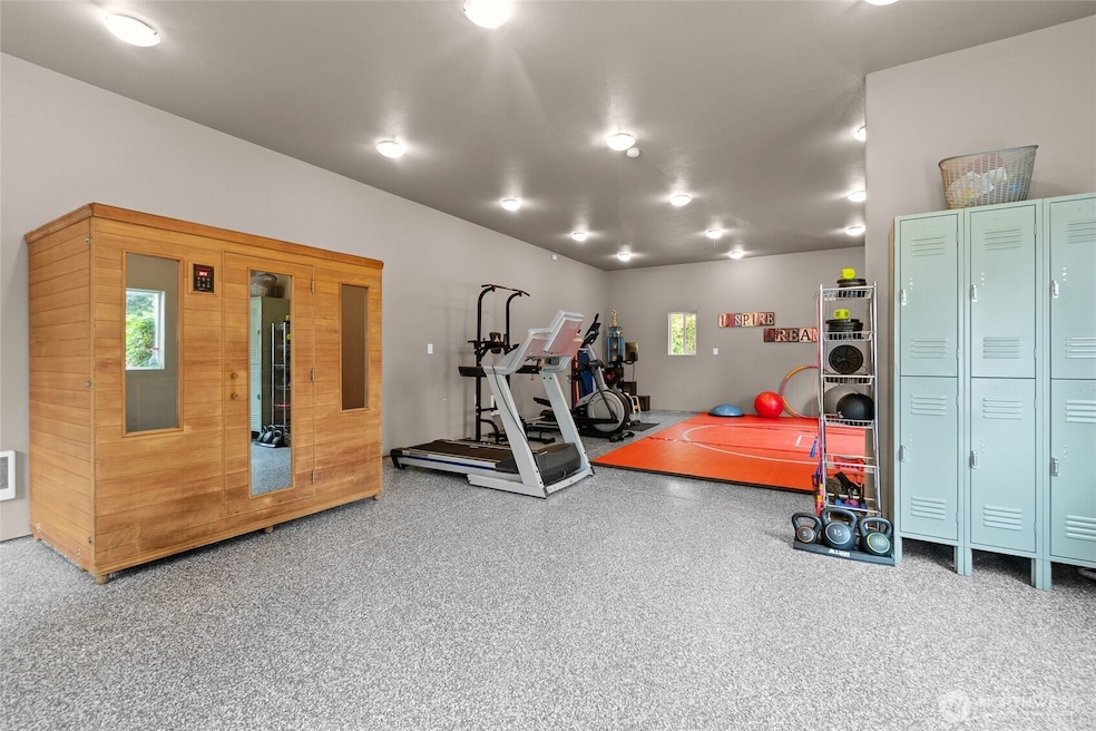 20x40 Bonus room 10' ceilings and ready for your DADU plans.