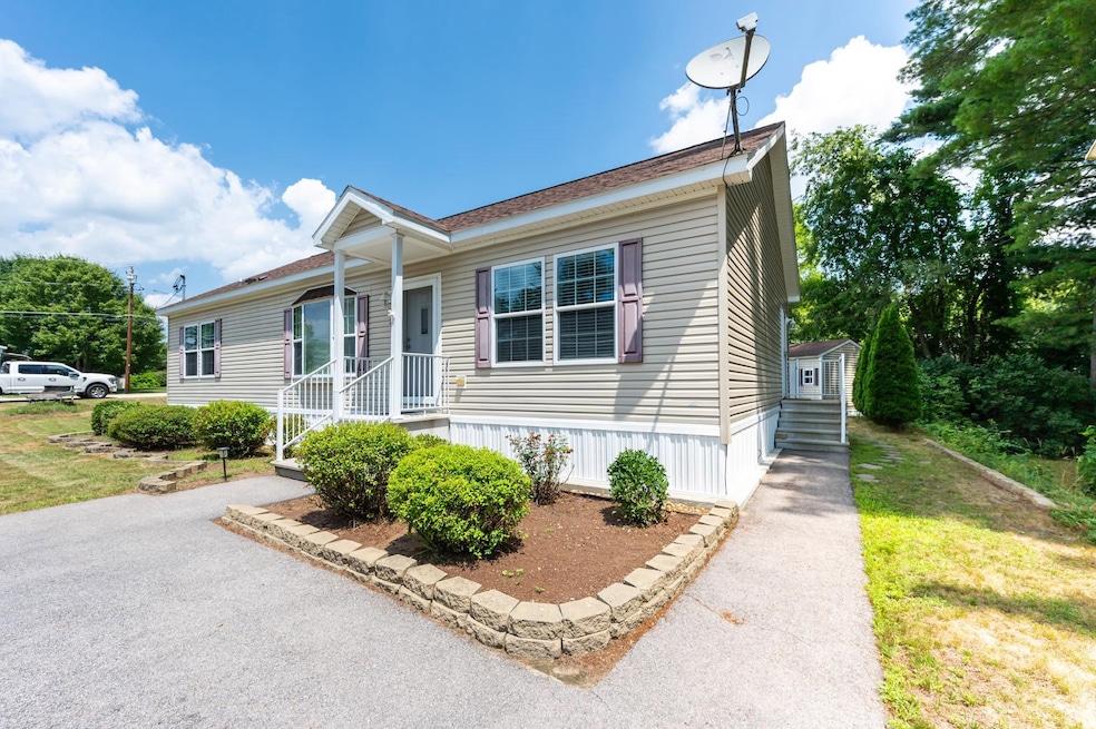 2 Hawthorne Ln, Nashua, NH 03062 - photo 1