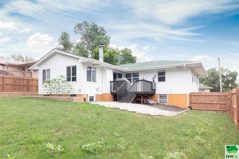 2416 Mansfield Dr, Des Moines, IA 50317 - photo 1