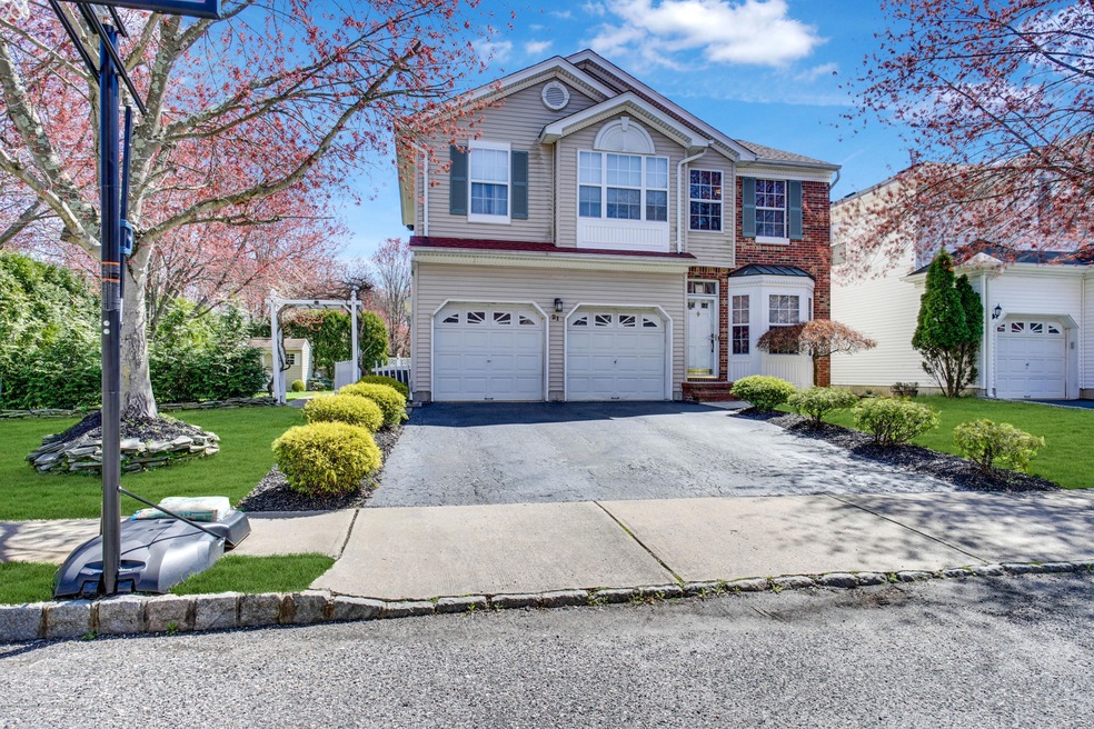 ** Amazing Colonial in 'Marlboro Maples'