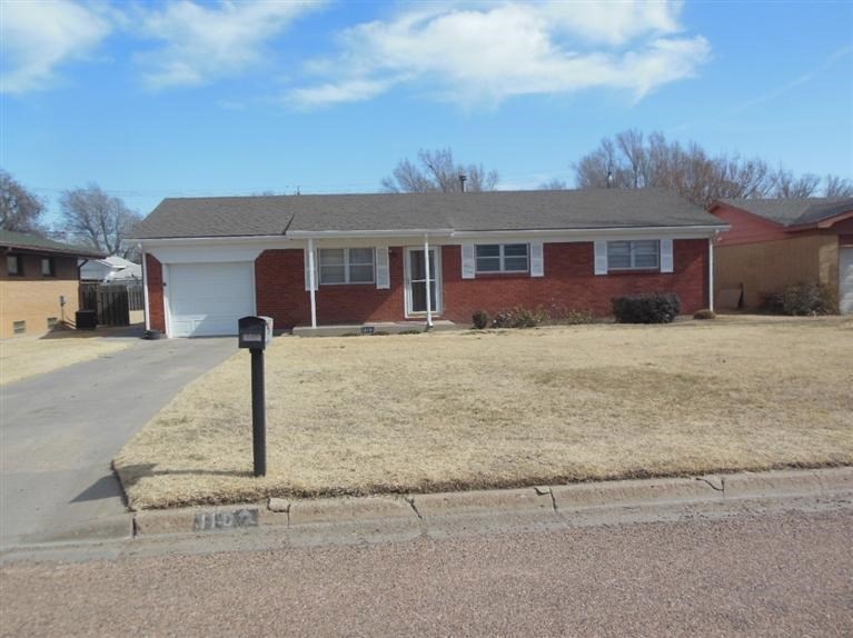 1102 S Madison St, Hugoton, KS 67951 - photo 1