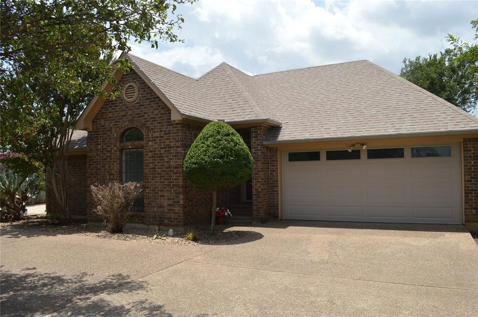 812 Shady Grove Dr, Granbury, TX 76049 - photo 1