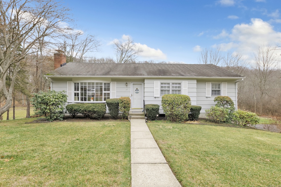 19 Robin Ln, Shelton, CT 06484 - photo 1