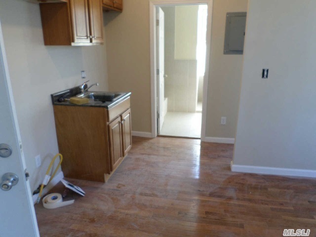 24402 Jericho Turnpike unit 2R, Floral Park, NY 11001 - photo 1