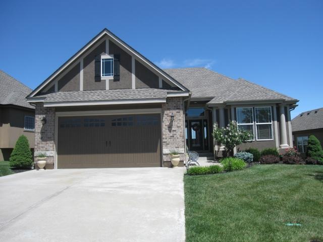 1401 Brompton Ln, Raymore, MO 64083 - photo 1