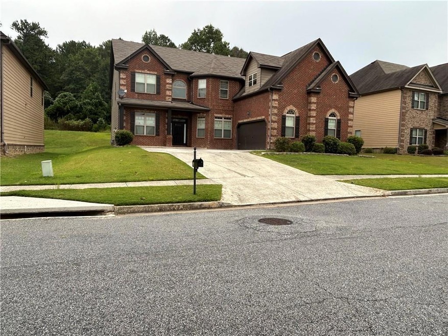 View of front facade featuring a front yard