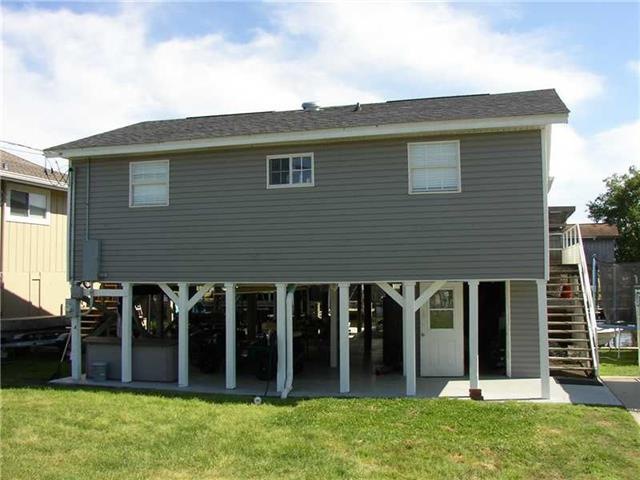 Facade/Exterior Front. RAISED 2 BEDROOM, 2 BATH WA