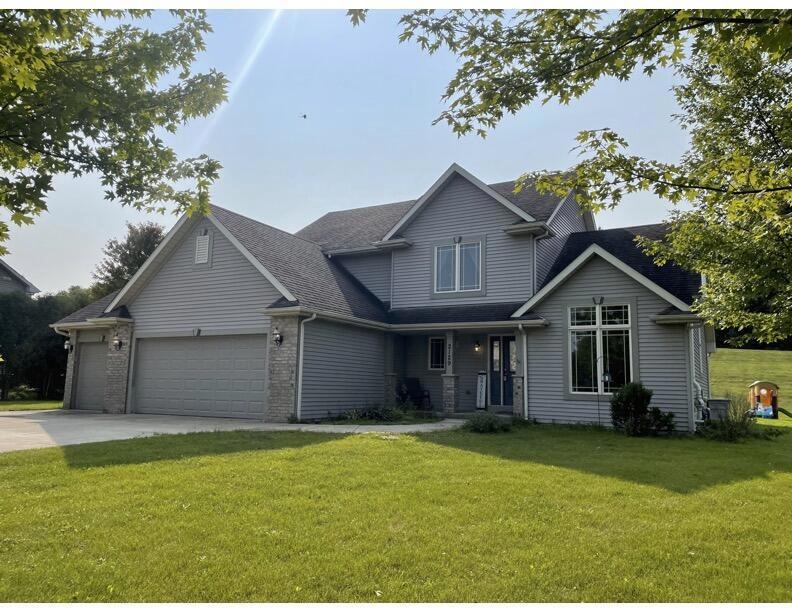 Front of House w: Large Yard