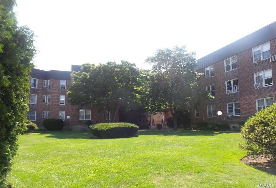 510 Dubois Ave unit 12 C, Valley Stream, NY 11581 - photo 1