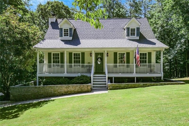Charming Cape Cod with Farmhouse Porch on quiet cu