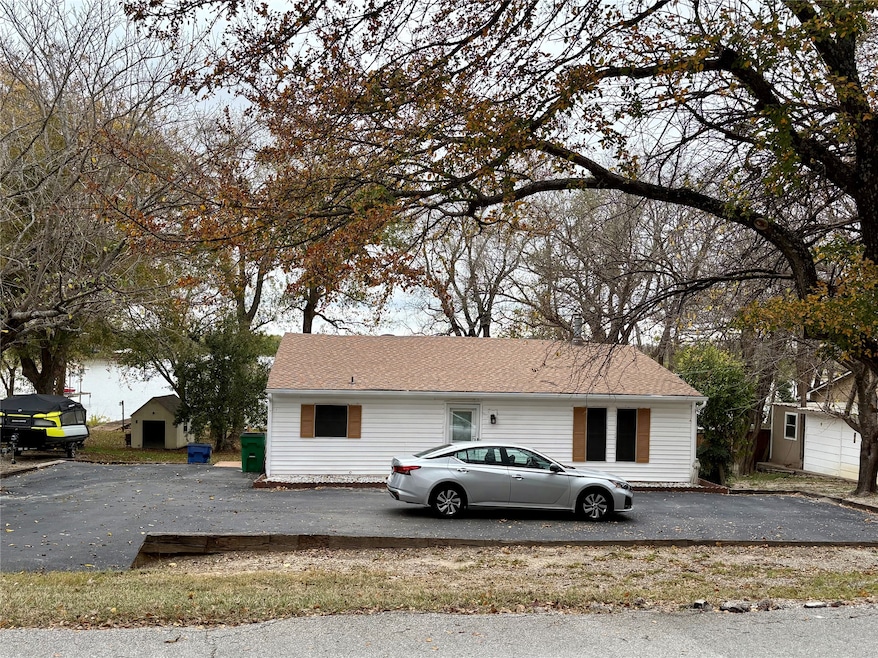 307 Lakewood Dr, Waxahachie, TX 75165 - photo 1