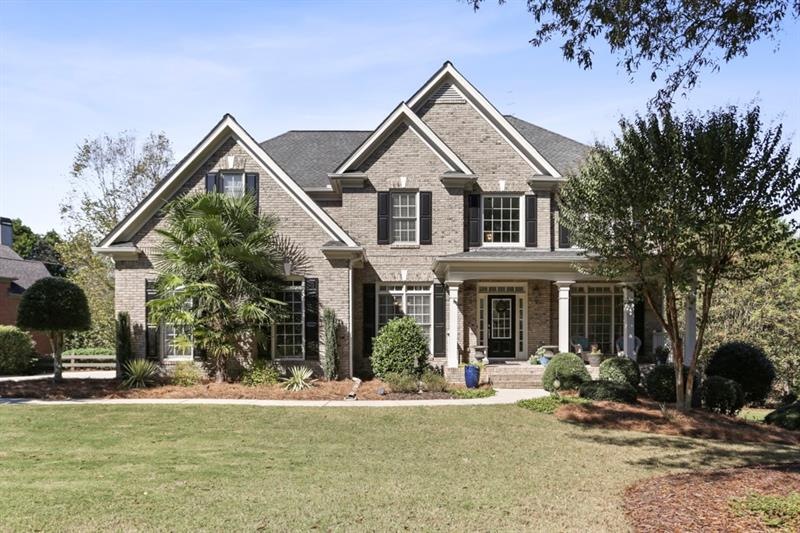 Welcome home to this gorgeous 3 side brick beauty!