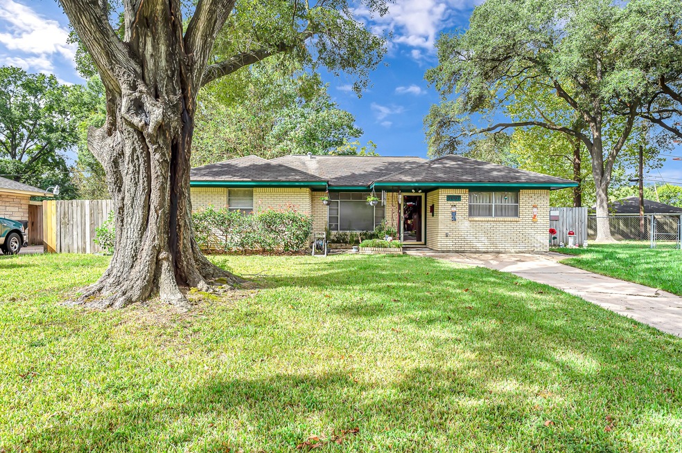 3007 Moonstone Cir, Houston, TX 77018 - photo 1