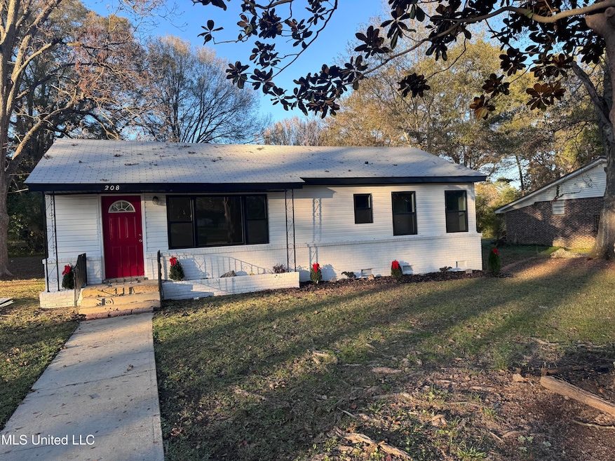 208 Bowden St, Senatobia, MS 38668 - photo 1