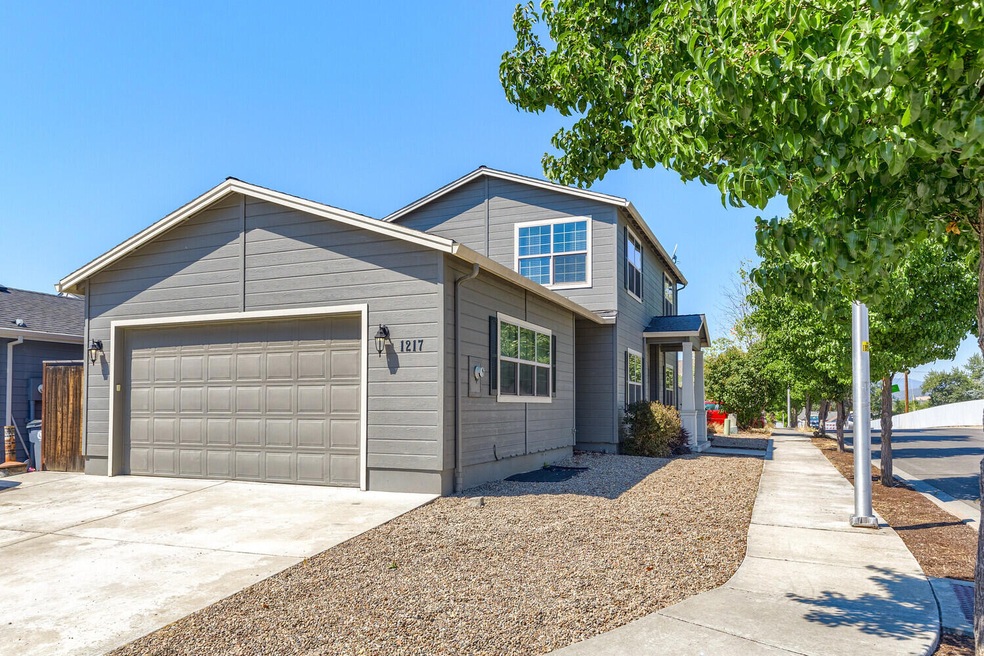 1217 Crown Ave, Central Point, OR 97502 - photo 1