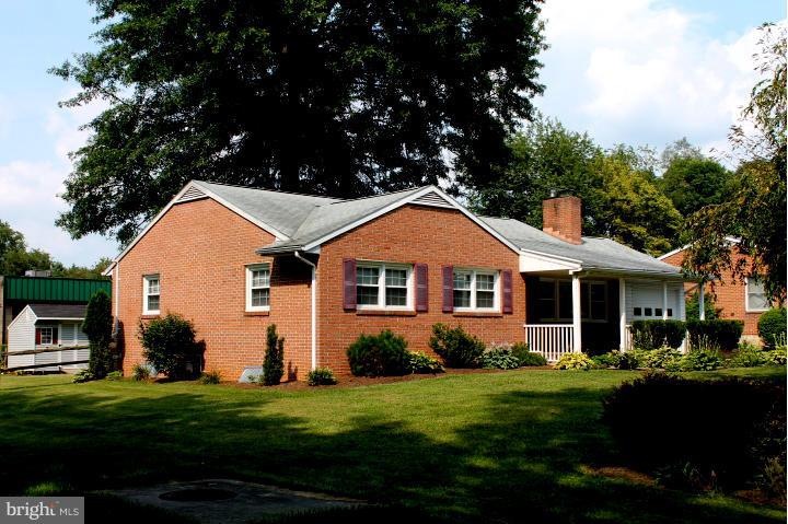 18622 Crestwood Dr, Hagerstown, MD 21742 - photo 1