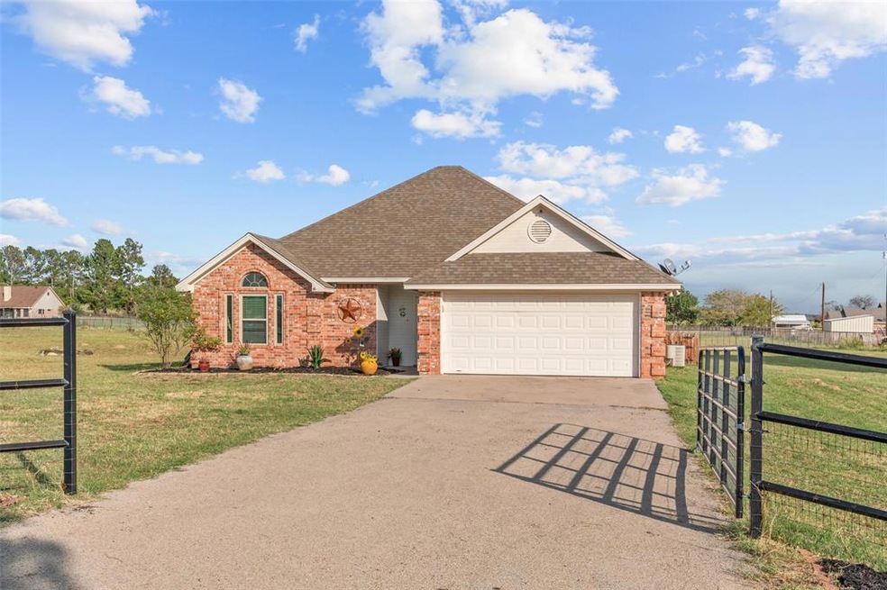 122 Savannah Dr, Weatherford, TX 76087 - photo 1