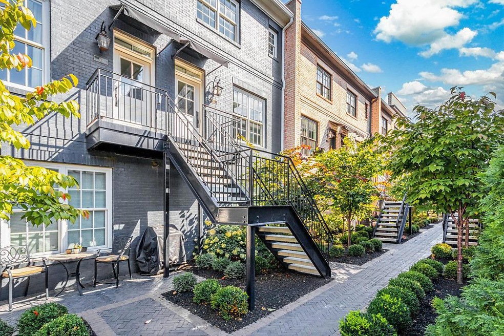 Courtyard to front entry