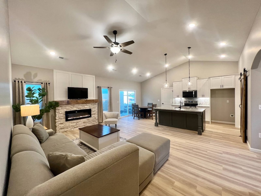 9871 Weeping Willow Dr, Manhattan, KS 66502 - photo 1