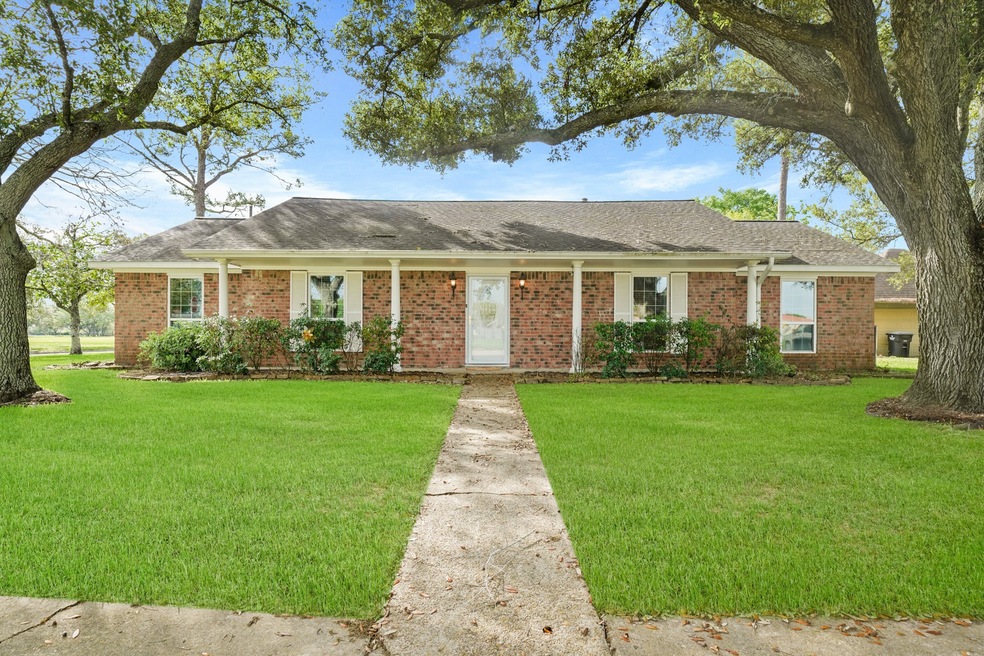 2105 Ryan Dr, Alvin, TX 77511 - photo 1