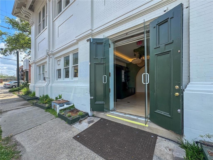 An exterior entrance to the space is located on So