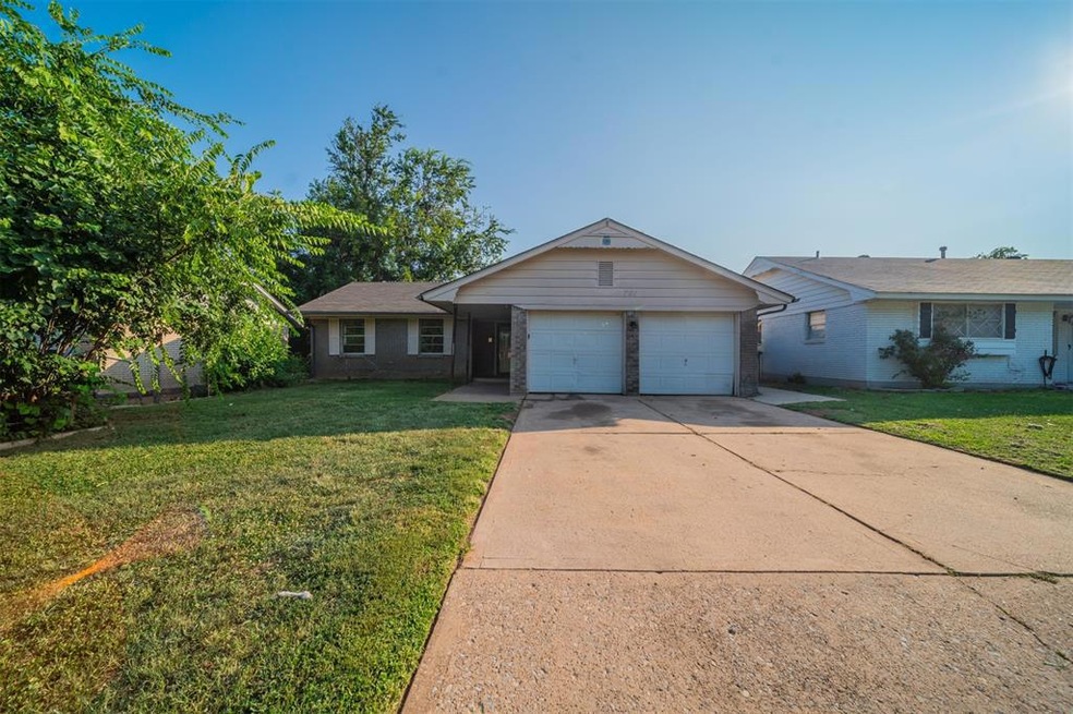Ranch-style house featuring a garage and a front l