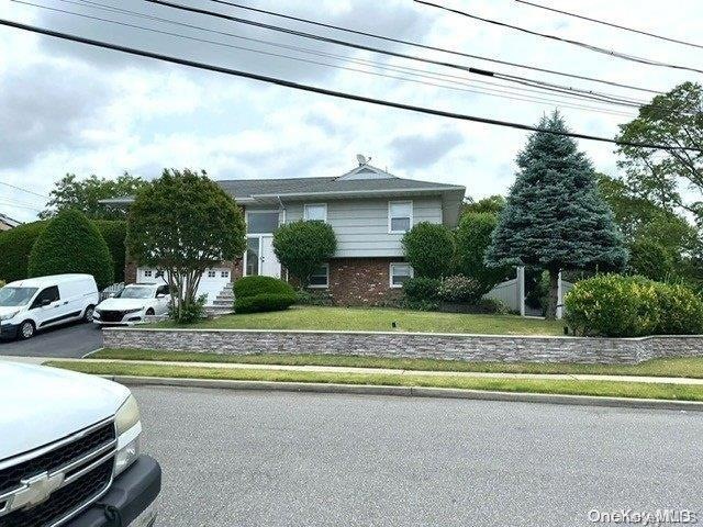 746 Vivian Ct unit 1, Baldwin, NY 11510 - photo 1
