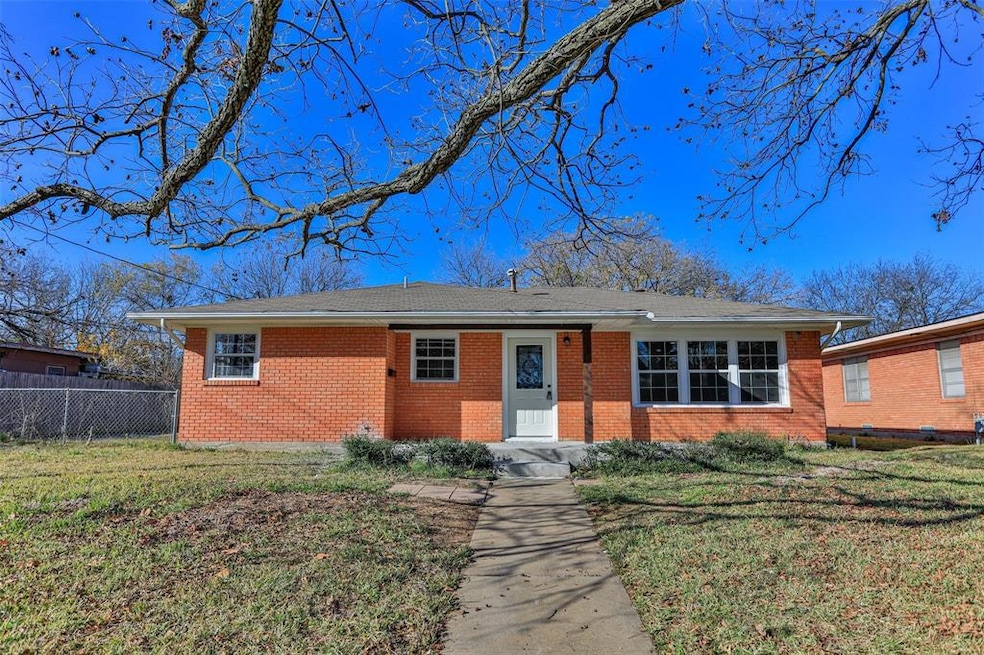 1309 Magnolia St, Gainesville, TX 76240 - photo 1