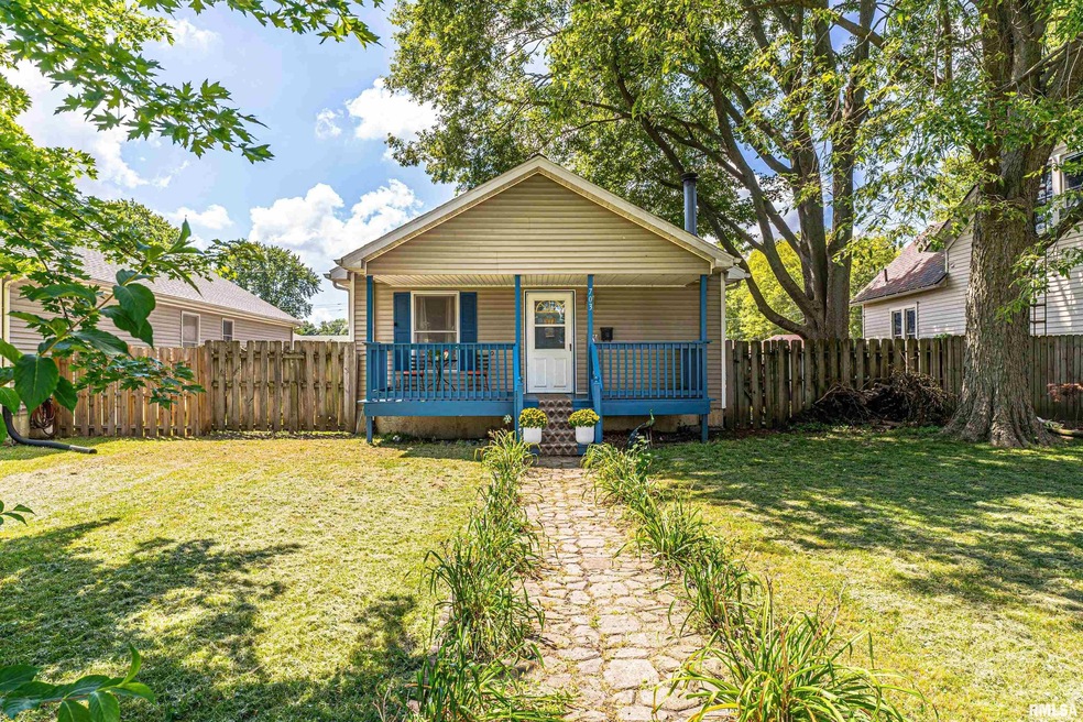 703 Omaha Ave, Lincoln, IL 62656 - photo 1