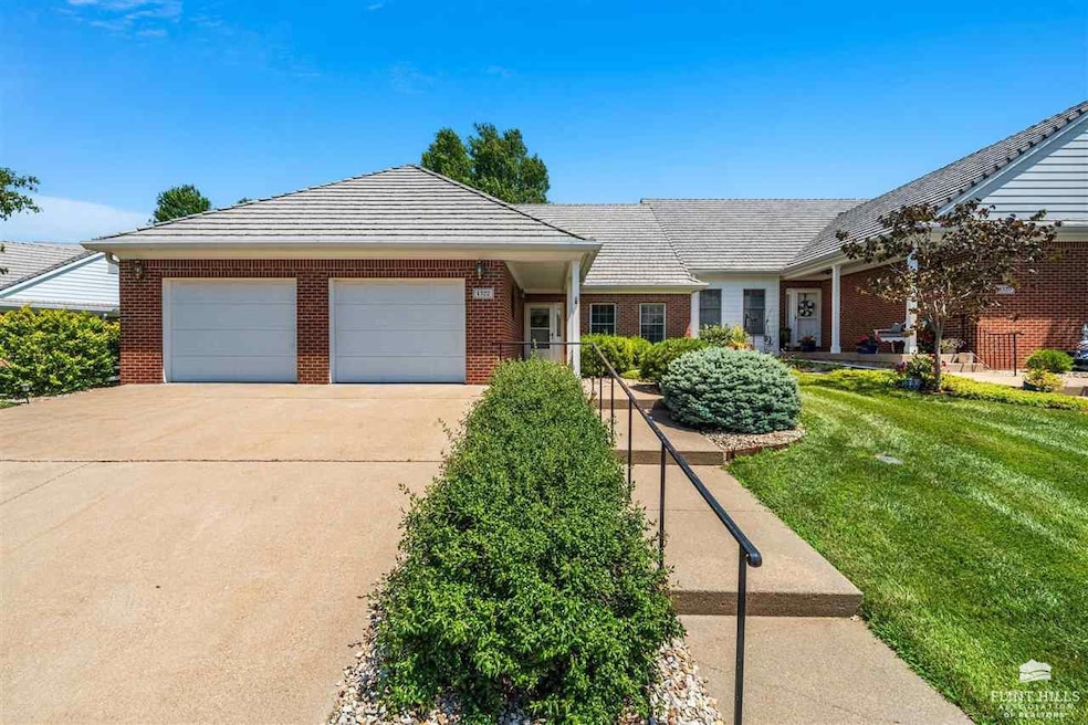 1522 Williamsburg Dr, Manhattan, KS 66502 - photo 1